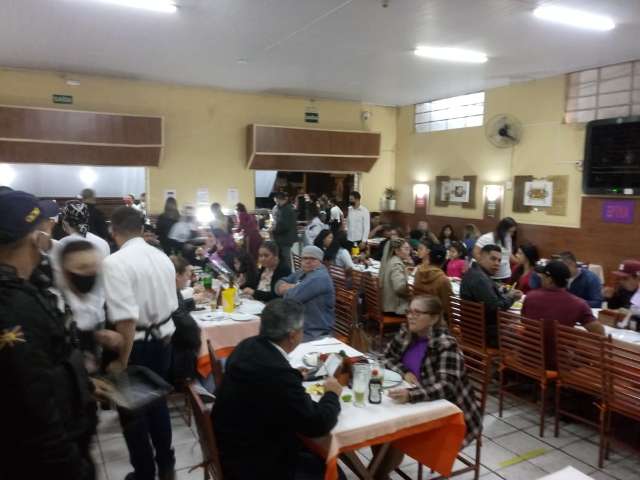 Pizzaria lotada &eacute; interditada em fiscaliza&ccedil;&atilde;o durante toque de recolher