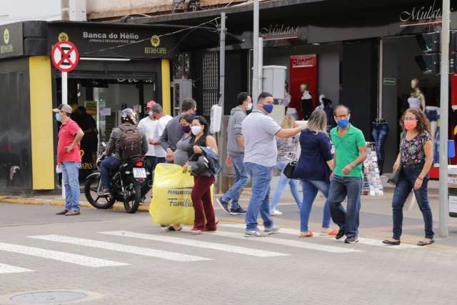Compras nas m&atilde;os e m&aacute;scara no rosto, o dia de pagamento no centro da Capital