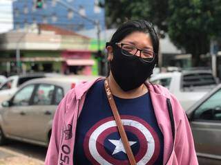 Stephanie evita sair às ruas, por medo de contaminar os pais (Foto: Kisie Ainoã)