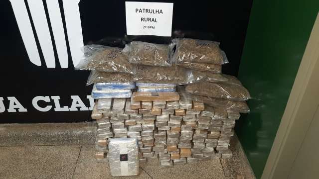 Dupla abandona carro com mais de 100 kg de droga ap&oacute;s cair em barranco na MS-377