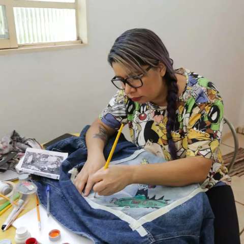 Perder o emprego na pandemia fez Maisse colorir jaqueta jeans