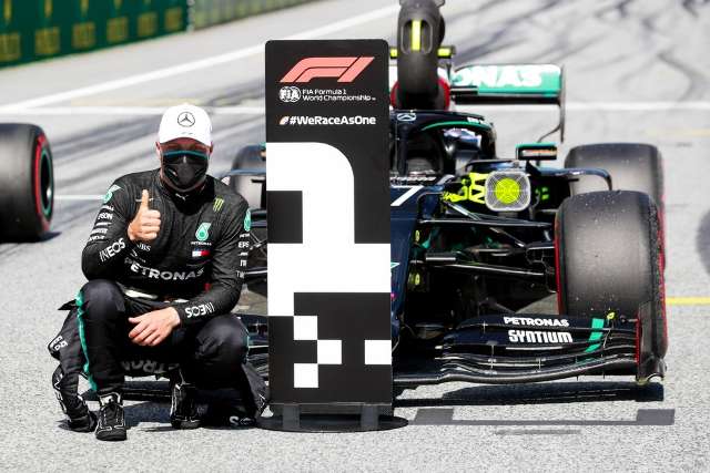 Bottas supera Hamilton e vai largar na frente na 1&deg; corrida do ano