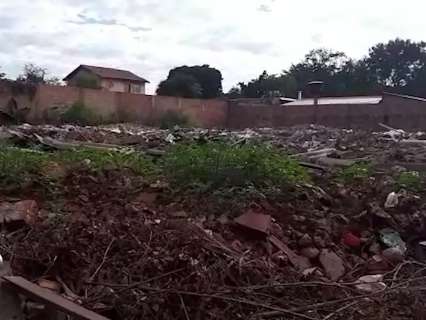 Terreno tomado por entulho incomoda moradora na Vila Piratininga