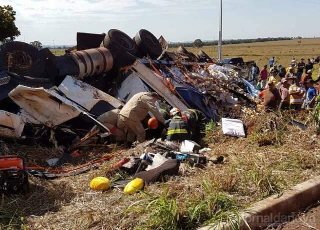 Carreta com cervejas capota e motorista fica 6 horas preso &agrave;s ferragens 