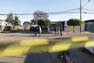 Policiais e peritos trabalhando no local onde corpo de Carla foi encontrado no início da manhã de ontem (Foto: Kísie Ainoã/Arquivo)