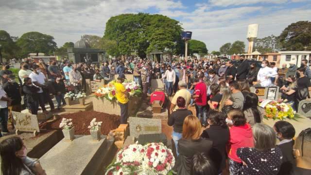Familiares e amigos lotam cemit&eacute;rio para despedida de secret&aacute;rio assassinado