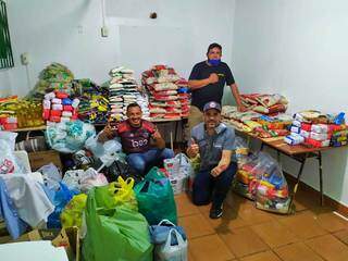 Grupo de moradores arrecadaram alimentos no bairro (Foto: Divulgação)