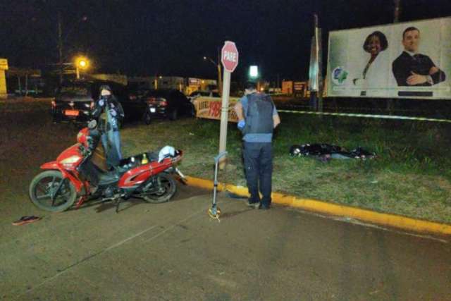 Adolescente perde controle de moto, idoso cai da garupa e morre