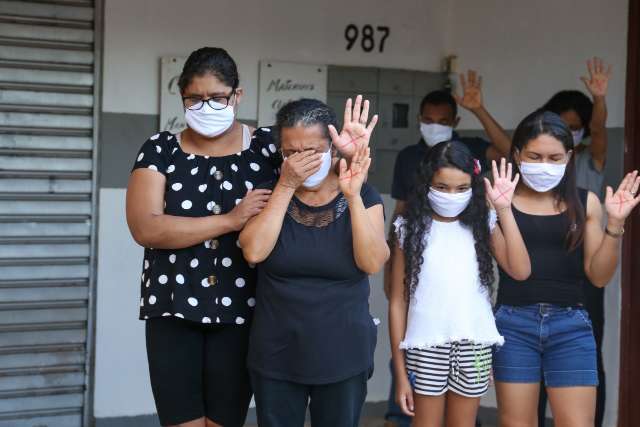 Em protesto contra viol&ecirc;ncia de g&ecirc;nero, mulheres oram pela fam&iacute;lia de Carla  