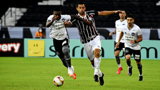 Fred, atacante do Fluminense, tenta escapar da forte marcação do Botafogo (Foto: Divulgação)