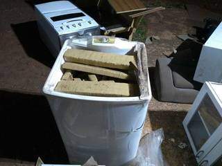 Máquina de lavar, fogão e armários recheados de maconha (Foto: PM/Divulgação)