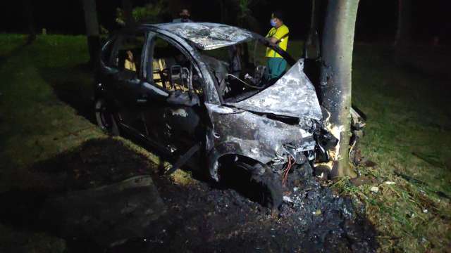 Carro mata ciclista, sai da pista e pega fogo ap&oacute;s bater em poste 