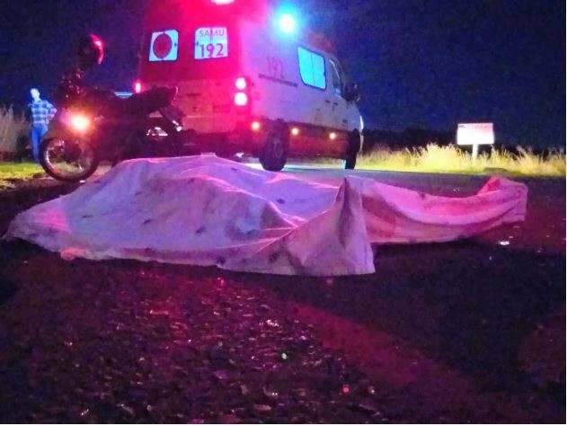 Motociclista morre ap&oacute;s cruzar a pista e ser atingido por carro