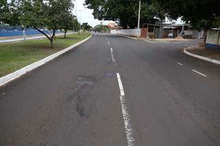 Marcas no asfalto da Fábio Zahran, avenida onde homem foi encontrado morto nesta madrugada. (Foto: Paulo Francis)