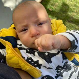 Este é Jonas, de colete amarelo, o bebê teve o nome escolhido quando os pais assistiam &#34;Dark&#34;. (Foto: Arquivo Pessoal)