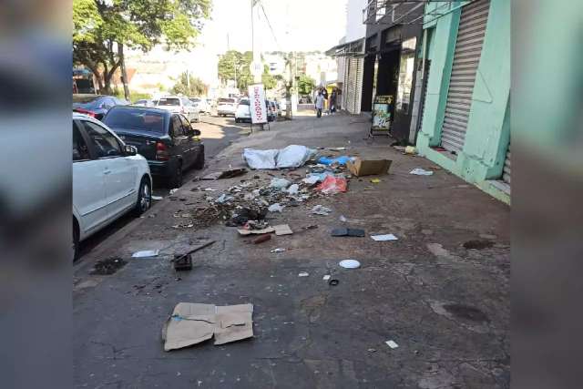 Comerciantes reclamam de &ldquo;lixo a c&eacute;u aberto&rdquo; deixado por moradores de rua 