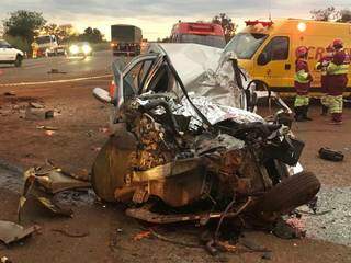 Dianetira do Renault Logan ficou bastante destruída depois da colisão com caminhão carregado de cana-de-açúcar. (Foto: Rones Cezar/Alvorada Informa)