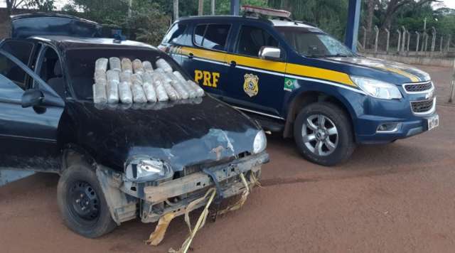 Em fuga, traficante sai da pista e abandona carro com pacotes de skunk na BR-163