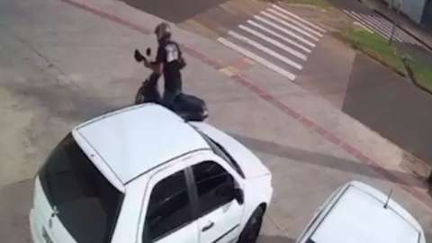 Ladrão leva 15 segundos para furtar moto estacionada em frente de farmácia