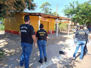 Perícia trabalha no local do crime, no Bairro Piracema, em Coxim (Foto: Sidney Assis)