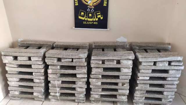 Policiais encontram mais de 100 kg de maconha abandonada em estrada