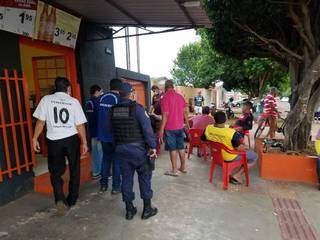 Fiscalização durante final de semana em bares da cidade (Foto: Divulgação - Sesau)