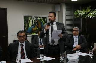 Em pé, presidente do Sinmed-MS, Marcelo Santana (Foto: TJMS/Divulgação)
