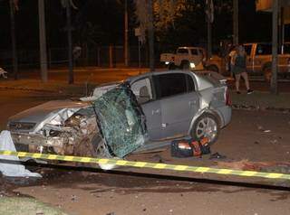 Carro ficou completamente destruído após batida. (Foto: Chapadense News)