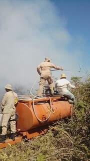Militares do Corpo de Bombeiros trabalham no combate às chamas (Foto: Divulgação)