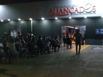 Igreja evangélica volta a reunir fiéis do lado de fora na Vila Bandeirantes