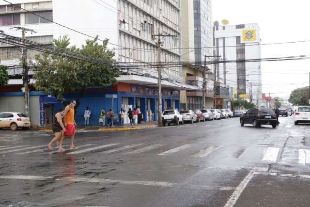 Nuvem passa pelo per&iacute;metro urbano e bairros t&ecirc;m chuvisco em Campo Grande