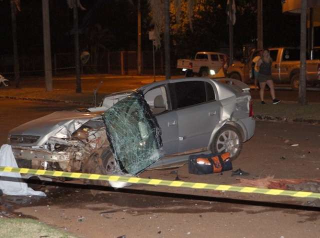 Motorista morre depois de invadir canteiro, bater em árvore e poste 