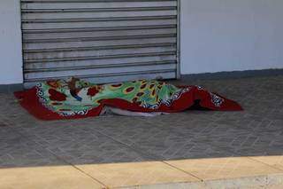 Corpo de Carla foi coberto por um cobertor após ser encontrado na calçada. (Foto: Kísie Ainoã)
