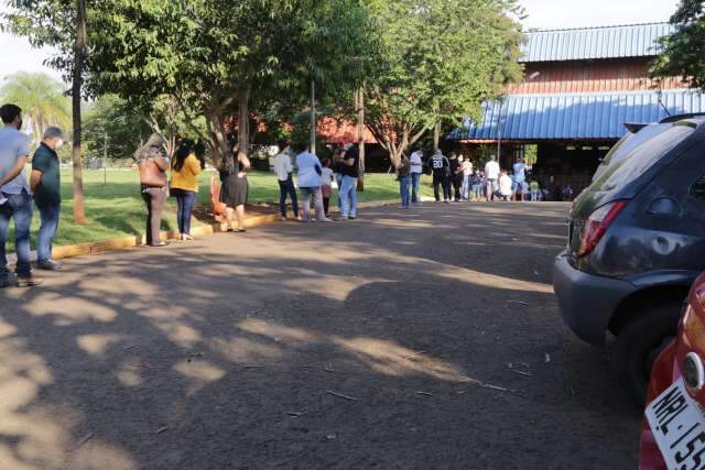 Com alta demanda no drive-thru, fila cresce em busca de exame no Ayrton Senna