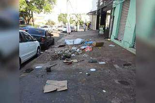 Lixo espalhado e calçada da Rua Dom Aquino (Foto: Divulgação)