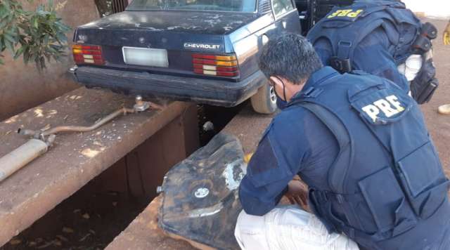 Jovem &eacute; preso enquanto transportava maconha no tanque de ve&iacute;culo 