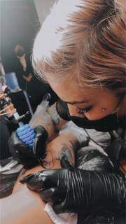 Thalya tatuando em estúdio de Campo Grande. (Foto: Arquivo Pessoal)