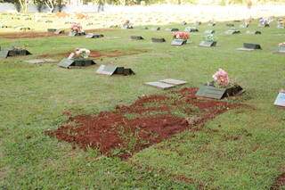 Falta de grama mostra sepultamento recente no Cemitério Memorial Park. (Foto: Kisie Ainoã)