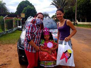 Alice ao lado da aluna Beatriz e de sua mãe, Juliana Soares. (Foto: Divulgação)