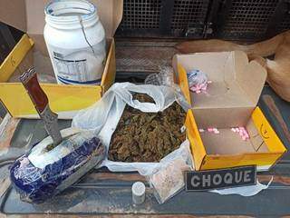 Maconha e comprimidos de ectase encontrados pela polícia em potes de whey. (Foto: Choque)