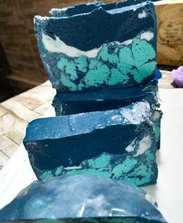 Hidratante de argila branca e óleo de coco, na cor azul. (Foto: Morgana Cosmáticos Artesanais)