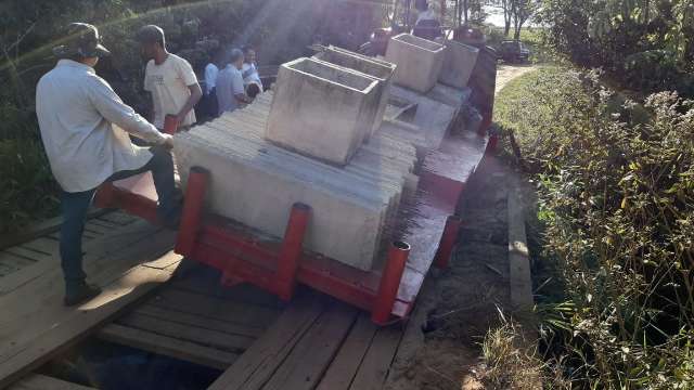 Queda de ponte isola moradores na zona rural de munic&iacute;pio