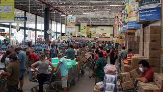 Foto tirada por cliente no meio da manhã mostra supermercado lotado (Foto: Direto das Ruas)