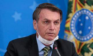 O presidente Jair Bolsonaro, durante uma das solenidades em que faz uso errado da máscara. (Foto: Agência Brasil)