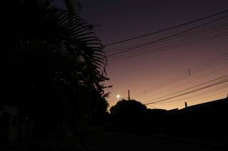 Céu aberto ao amanhecer na região do Bairro Mata do Jacinto, em Campo Grande. (Foto: Kísie Ainoã)