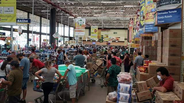 Com sal&aacute;rio na conta, clientes lotam atacadista e ignoram distanciamento