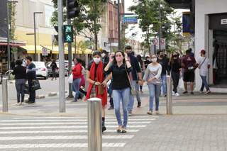 Campo-grandenses usam máscaras para caminhar no centro da cidade (Foto: Kisie Ainoã)