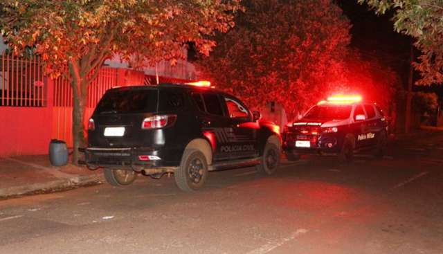 Criminoso bate na porta, atinge dois irm&atilde;os a tiros e foge