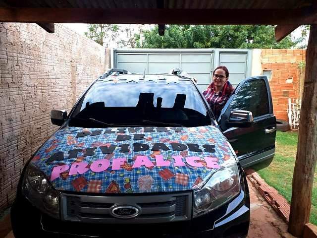 Professora decora carro e dirige s&oacute; para entregar kit junino aos alunos