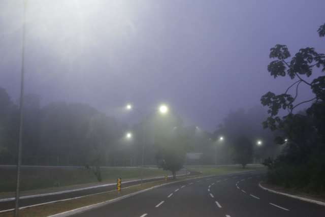 Campo Grande amanhece debaixo de n&eacute;voa, que anuncia chegada de frente fria